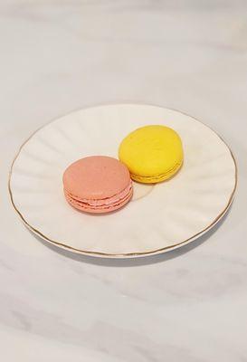 Strawberry and pandan macaron