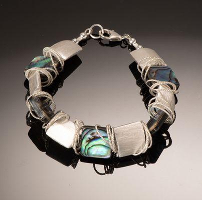 Naomi Tussin, bracelet