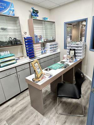 Contact lens room