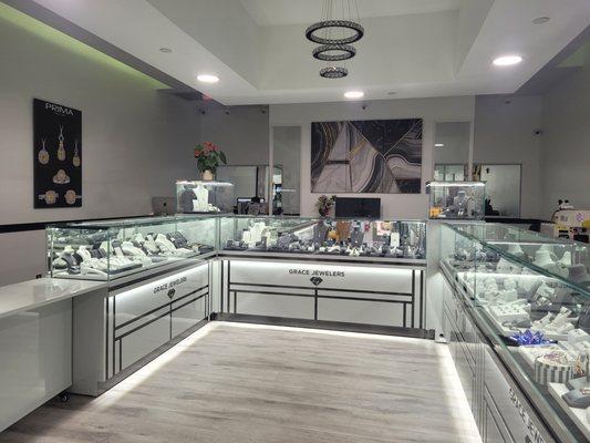 New products and brands, in-house repairs and GIA certified jewelry professionals to assist you.