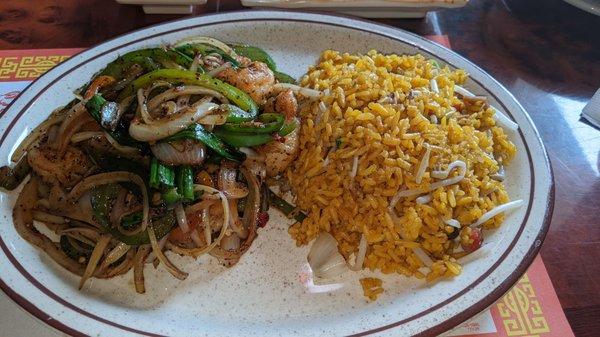 Delicious salt and pepper shrimp combo with wonton soup