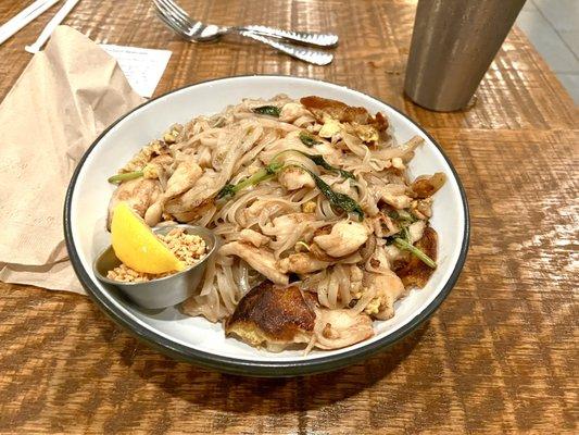 Pad Thai with chickens