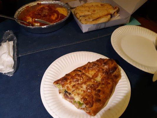 Deluxe Calzone, Cheese Ravioli, and Garlic Bread.  
 
 AWESOMENESS!!