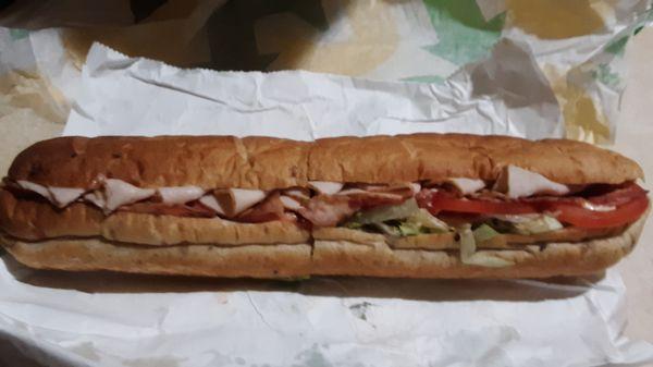 Footlong Turkey w/ lettuce, white American cheese, tomato & bacon