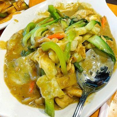 45. Pud Phet Puck Ruam Mit with Yellow Curry ($8.99)