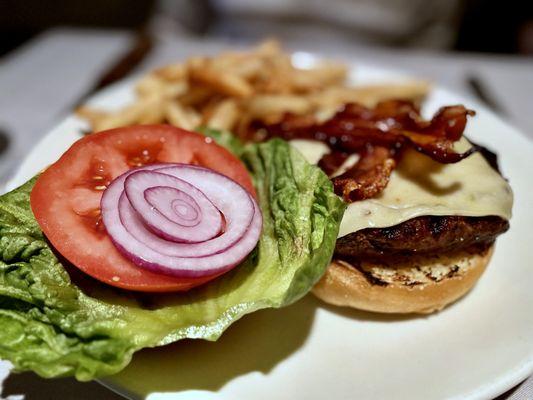 Rare650 Burger applewood smoked bacon, beefsteak tomato, red onion, lettuce, Swiss cheese