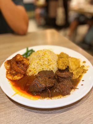 Rice w/ Chicken, Rendang & Shrimp | Instagram: gaogirlsgrubbin