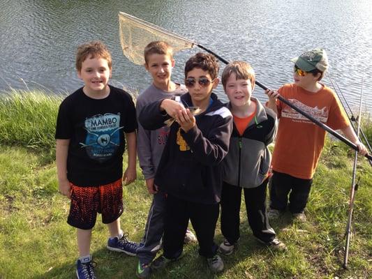 Fishing birthday parties feature some tips, a dash of ecology and fishing action. We provide bait + equipment and get you ready for fun!