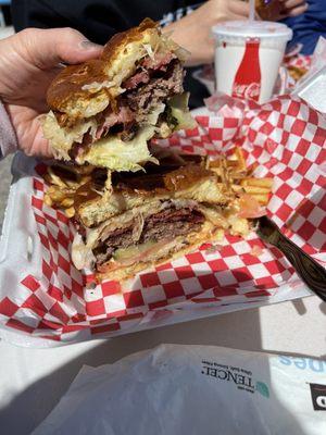 The "General Kraut" burger with homecut fries