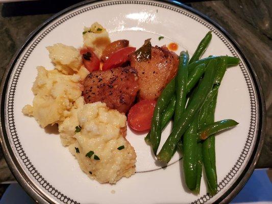 Seared scallops with garlic and tomatoes with polenta and green beans