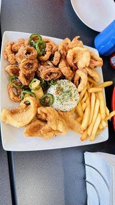 Plato para 2. Chicharrón de pescado, camarón, calamar