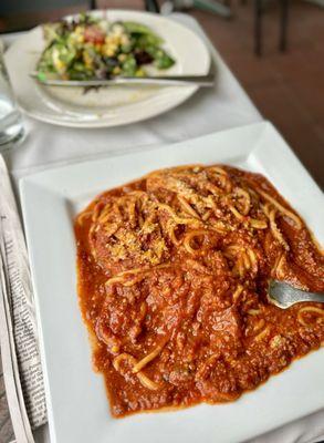 Salade verde and spaghetti in meat sauce!