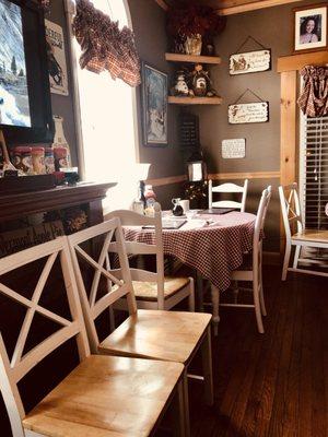 Cozy home-like dining area