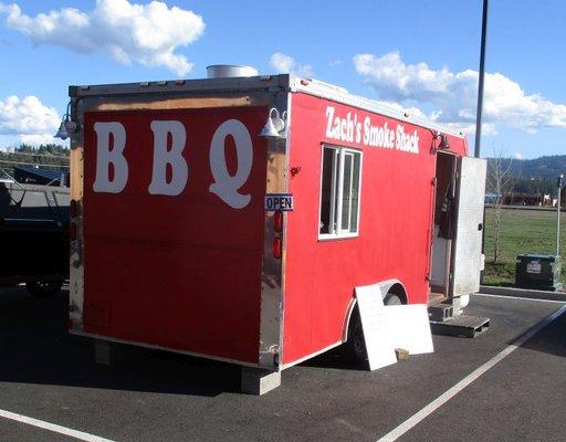 Lonely little shack, with large smokers behind it not smokin' a danged thing...