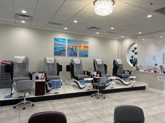 Clean, spacious & beautiful with awesome massage chairs!