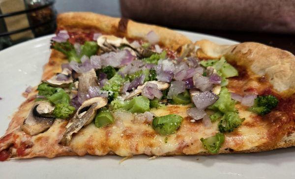 Broccolli, mushroon, and onion pizza