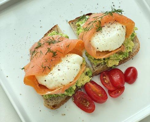 Poached eggs with salmon and avocado