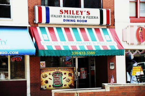 I took my children to Smiley's the other day and wrote a compete review on my Blog here: http://tinyurl.com/smileys-restaurant