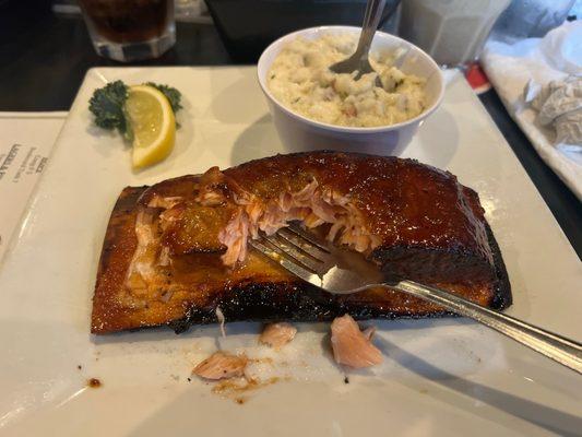 Grilled salmon with whiskey sauce and garlic potatoes.