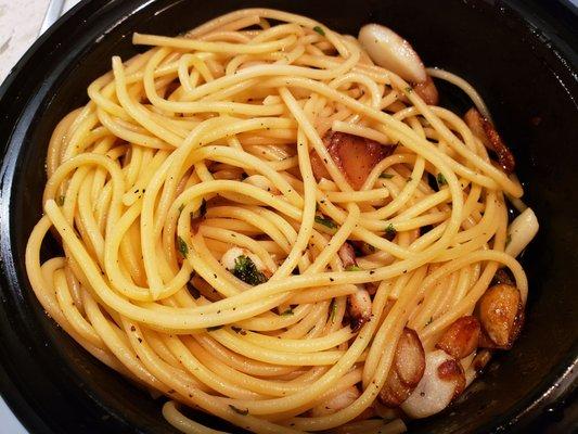 Spaghetti w/Garlic & Oil lotsa garlic mmmm