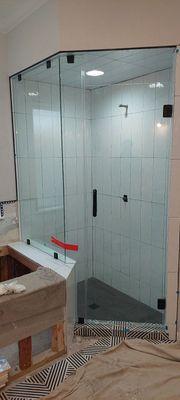 Frameless shower