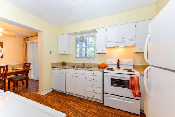 Maplewood Pointe Apartment Homes - Model Kitchen