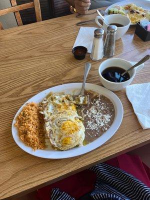 Chilaquiles verdes con café negro.    Green Chilaquiles Verdes con 2 Huevos