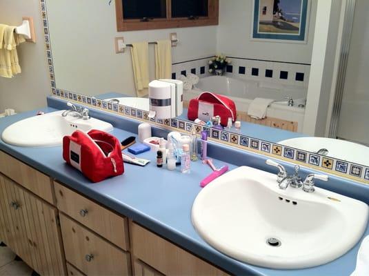 2 sink's in the master bathroom and LOTS of cabinet space