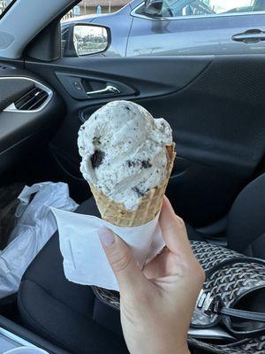 Small cone with cookies & cream