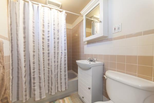 Full bath with tub/shower and all towels provided.