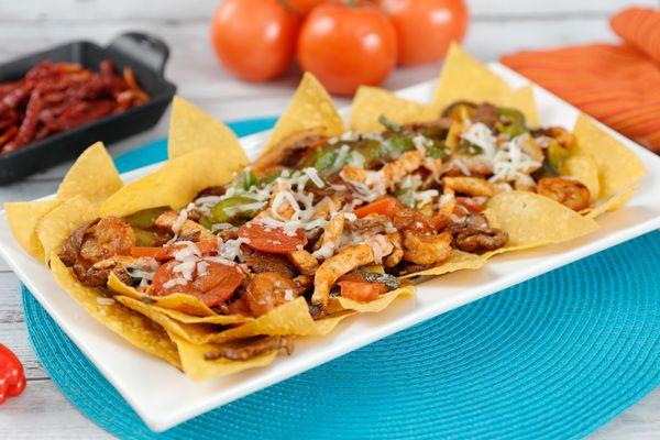 NACHOS FAJITA TEXAS
Grilled with onions, bell 
peppers and tomatoes.