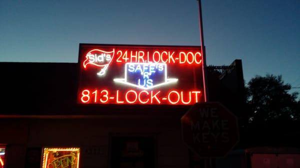 24-hour lockouts lost keys  REKEYS Home Auto and business