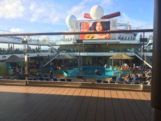 Lido deck, this is where the parties are