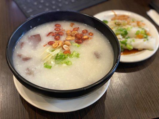 豬紅粥!  Pork blood pudding congee!  I thought it would never come back.