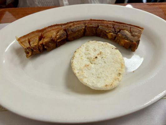 Chicharrón y arepa