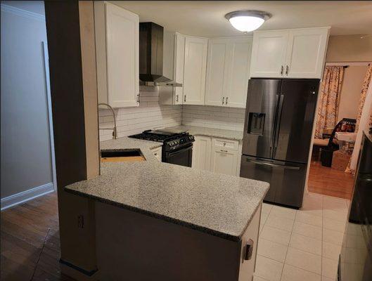 Kitchen Remodel in Galloway using Forevermark Uptown White cabinets and Valle Nevado granite.