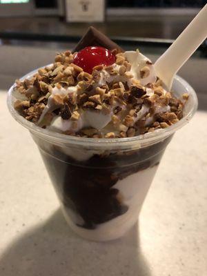 Hot fudge sundae