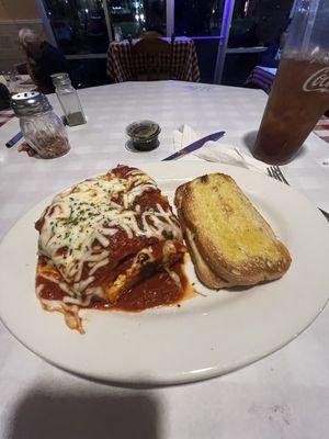 Lasagna with garlic bread. Yum!