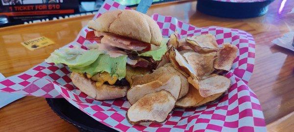 Spicy bacon cheeseburger with house chips