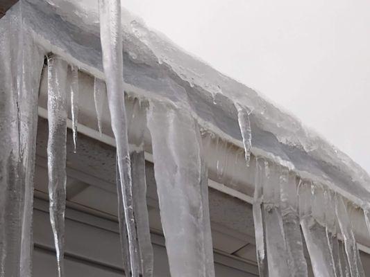 2021 Ice dams caused by faulty ventilation with Avalon Ridge vent