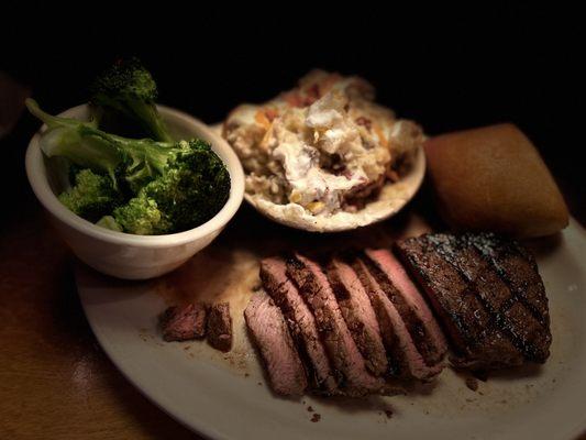 Sirloin steak, steamed broccoli, loaded mashed potatoes and fresh rolls. Yum