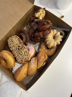 Great selection of donuts .... apple fritter is extra good!