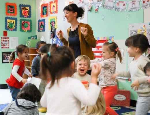 2.5 and 3 year old students during the morning routine with French teacher Bénédicte Remaud.