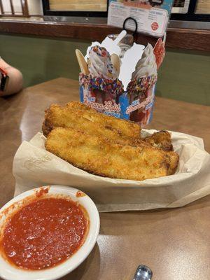 Fried zucchini with marinara