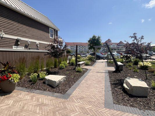 Courtyard lookin modern & cute! Love the driftwood.