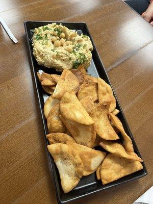 Hummus with pita chips