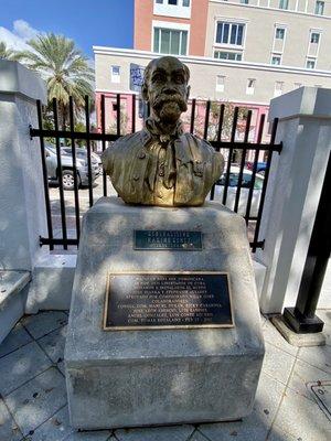 02.20.23 Máximo Gómez bust in Little Havana