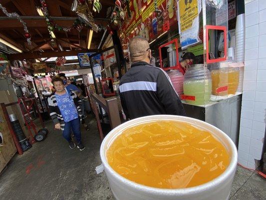 Grande Naranja aguas frescas!