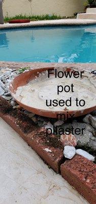 Flower pot used to mix plaster