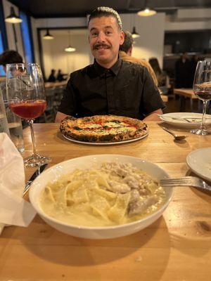 Chicken alfredo, the best! The sauce was rich and the pasta tasted amazing not boxed flavor. The hubs had a pizza